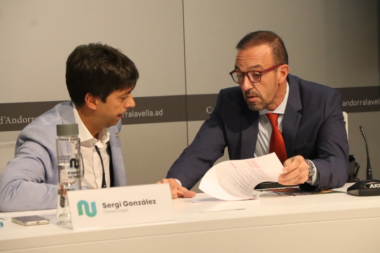 El ministre de Turisme i Comerç, Jordi Torres i el cònsol major del comú d'Andorra la Vella, Sergi González, durant la roda de premsa de la presentació 'Andorra és Bella'.